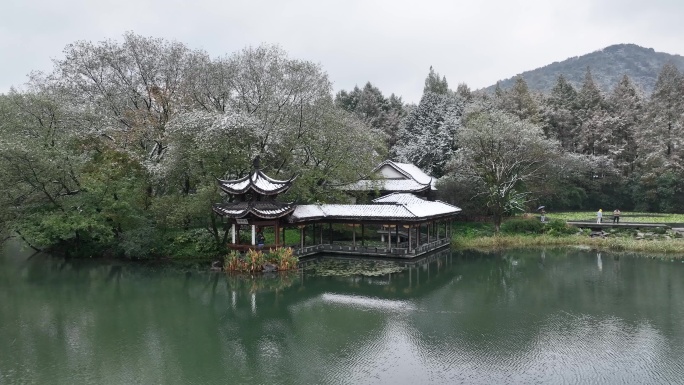 航拍杭州下雪雪中浴鹄湾霁虹桥