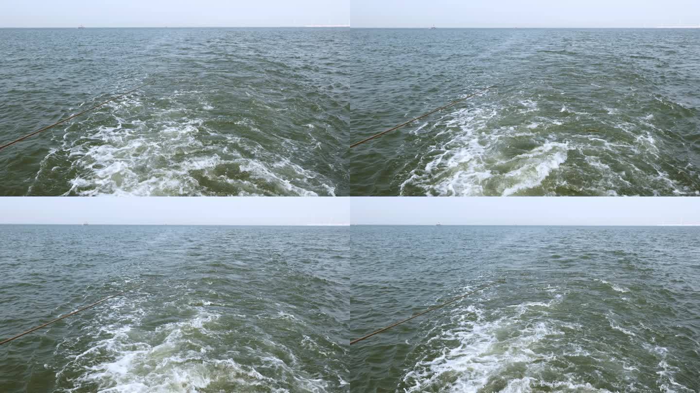 拍摄船尾的水花 在大海上行驶