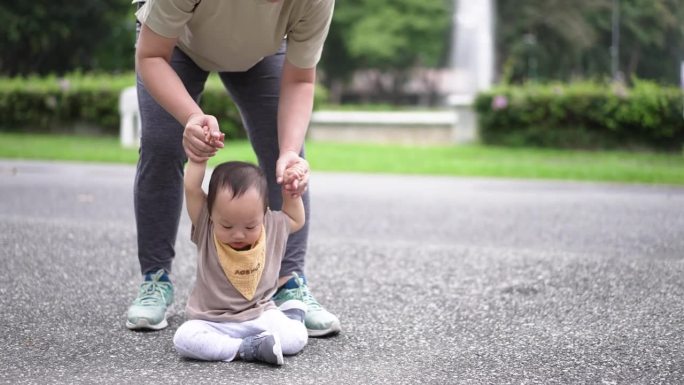 在妈妈的帮助下，男婴第一步训练