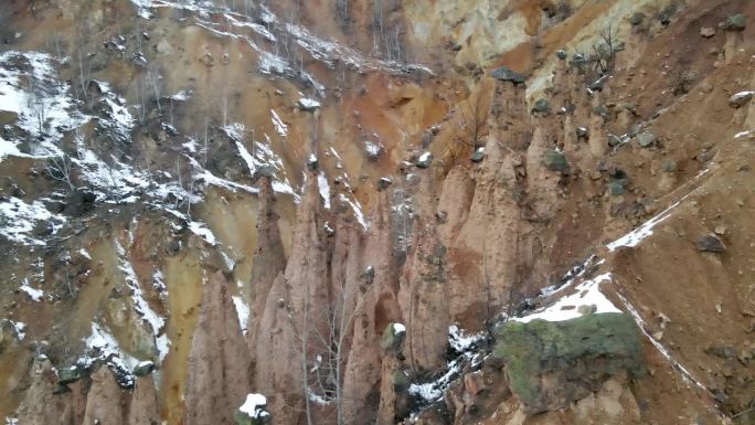 近距离拍摄的自然现象魔鬼镇，岩层在拉丹山在塞尔维亚