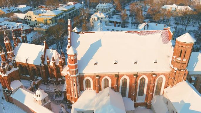 圣安妮教堂和邻近的贝尔纳丁教堂鸟瞰图，这是维尔纽斯最美丽、可能也是最著名的建筑之一。立陶宛首都美丽的