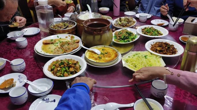 集体用餐吃饭聚餐餐厅用餐桌美食朋友聚会