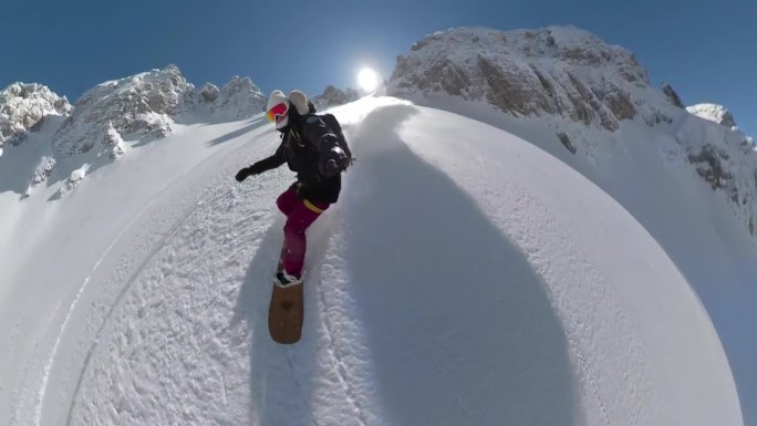 自拍，镜头光晕:一位微笑的女士在粉雪中愉快地滑雪