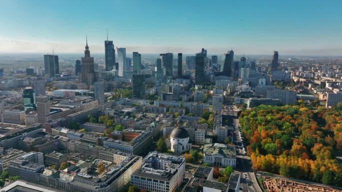 无人机拍摄的波兰华沙。道路交通，公园，老城区和摩天大楼全景。人，新旧建筑，美丽的首都微缩地图和晴朗的