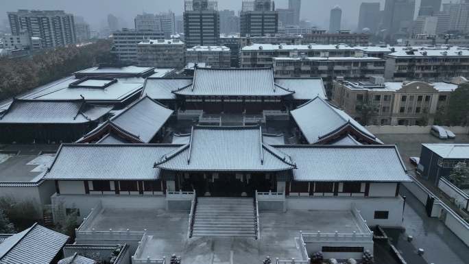 航拍杭州下雪雪中德寿宫