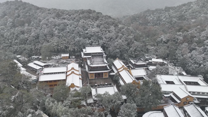 航拍杭州下雪雪中寺庙航拍