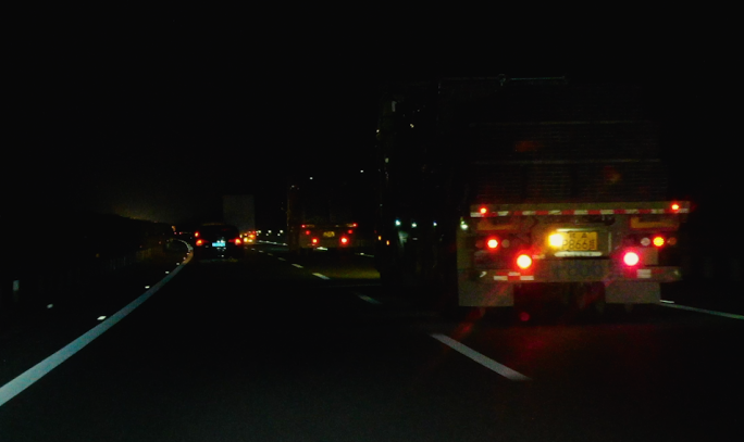 夜晚高速公路超越大货车