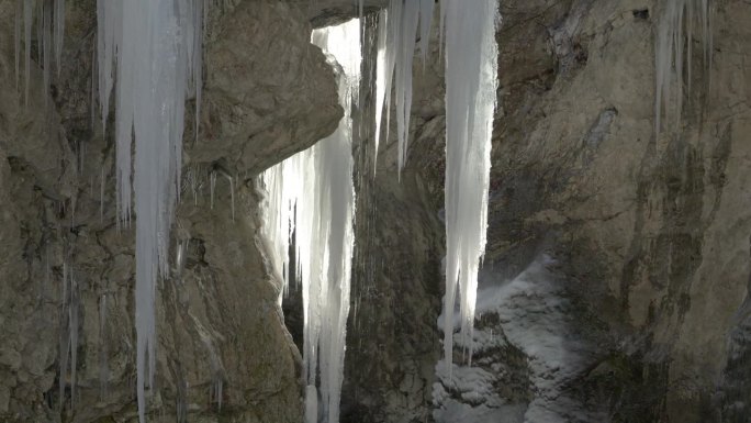 特写:从莫斯特尼卡峡谷冰冻瀑布的冰柱上滴下的水