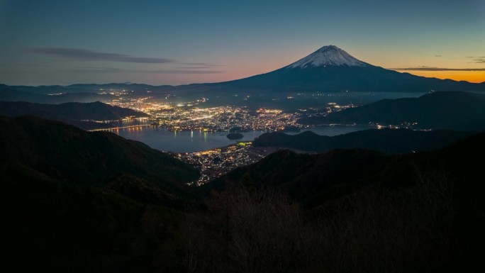 富士山的延时鸟瞰图，从日本山梨县新道阁观景台观看