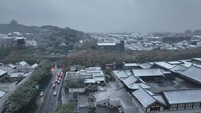 航拍杭州下雪雪中德寿宫