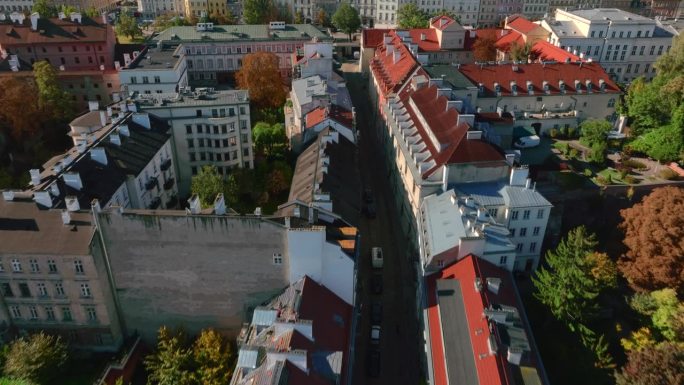华沙老城区的无人机全景图。背景中的公寓楼、狭窄的街道、停着的汽车、树木和摩天大楼展现了波兰首都的多样