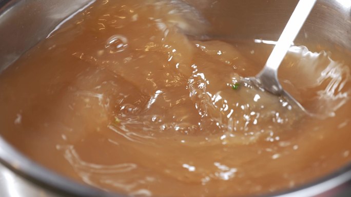 勺子搅拌海鲜汤 冷面汤