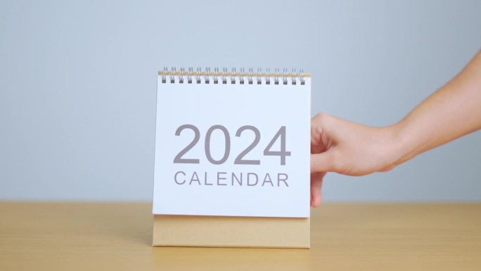 表背景上的2024年日历。新年快乐，决心，目标，计划，行动，使命和财务概念