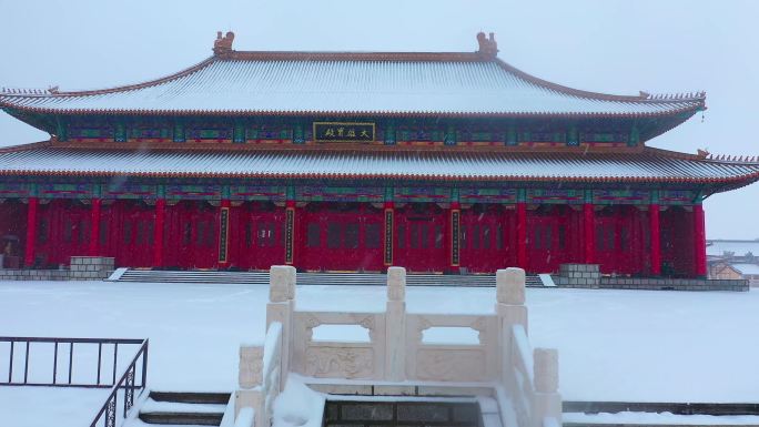 冬天大雪中的佛教寺院大雄宝殿