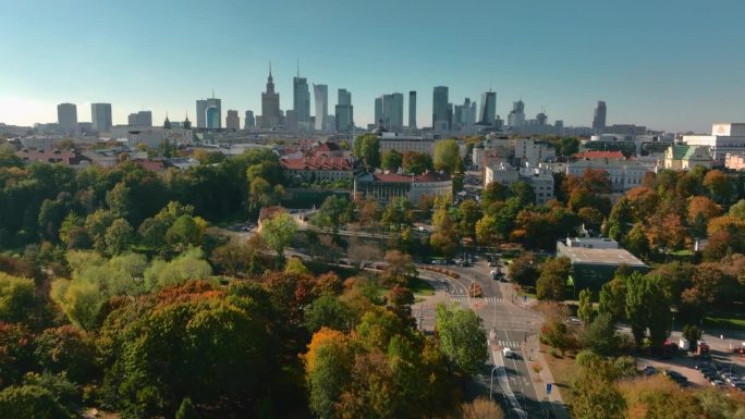 波兰首都华沙展示无人机飞行。混合道路交通，公园，老城区和摩天大楼的全景在后面。人，新旧建筑，精美多样