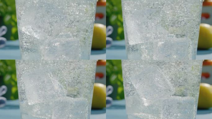 气泡饮料中的冰块和气泡