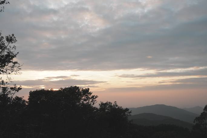 4K延时拍摄广州帽峰山远眺落日晚霞美景。