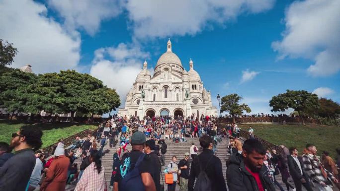 法国，夏天，巴黎北部的一座大山——蒙马特圣心大教堂，人山人海的旅游观光景点