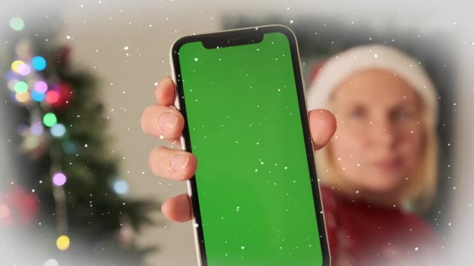 女孩在智能手机的绿屏上打字，屏幕上显示新年派对邀请函的广告邮件。