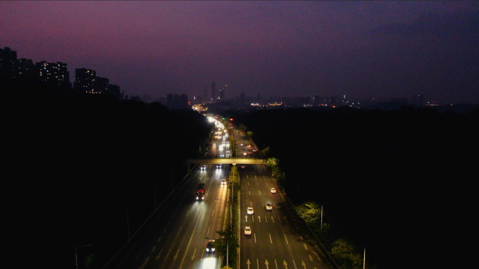 夜晚城市高速车流