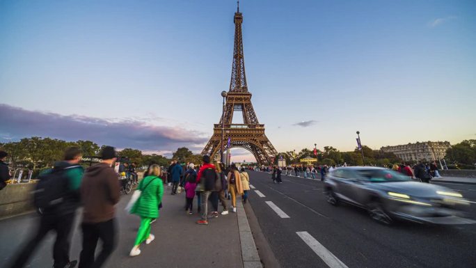 夏天，法国巴黎塞纳河上交通堵塞的iena桥上，一群游客在埃菲尔铁塔上散步和观光的时间流逝