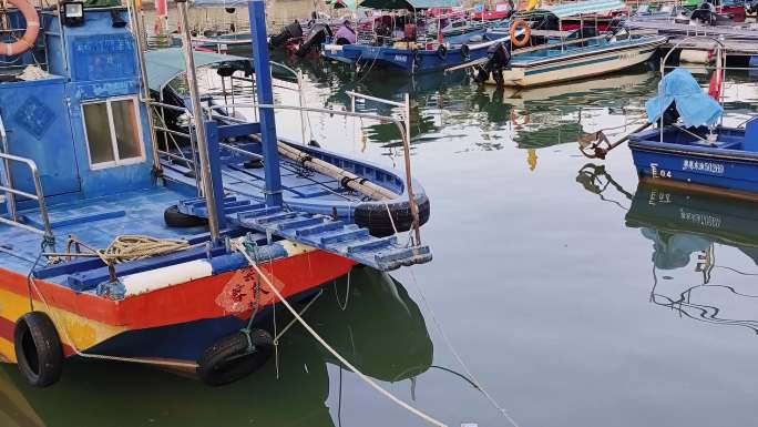 唯美朝阳渔船停泊靠岸出海捕鱼渔民生活早起
