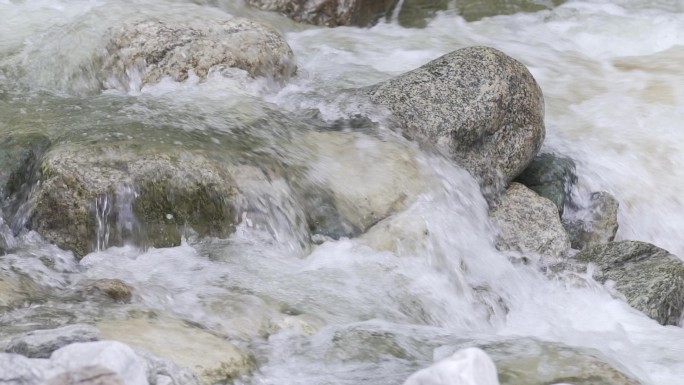 小溪溪水水流拍打石头 水花