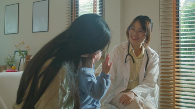 一名女医生在家里检查一个生病康复后发高烧的女孩。生病女孩因为身体状况和家庭健康和她妈妈住在一起。