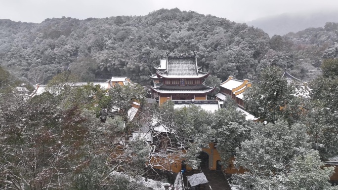航拍杭州下雪雪中寺庙航拍