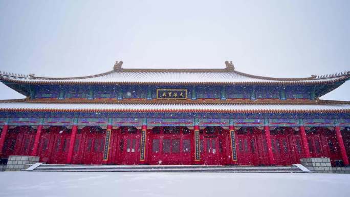 冬天大雪中的佛教寺院大雄宝殿固大雪花倒放