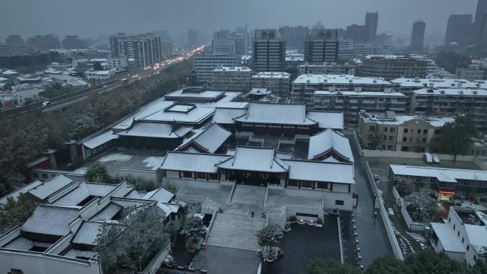 杭州下雪航拍雪中德寿宫