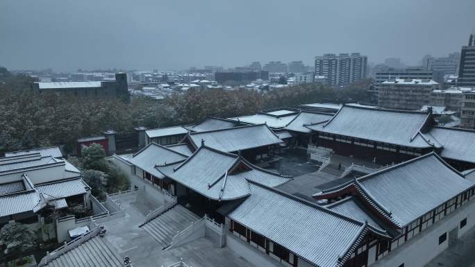 航拍杭州下雪雪中德寿宫