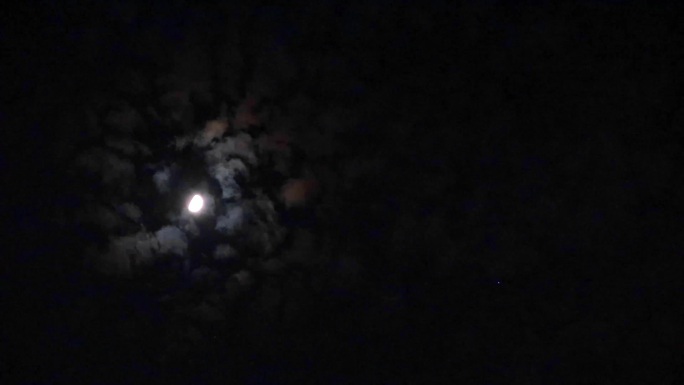 月亮与云朵彩色月亮天空云朵宁静大气空镜