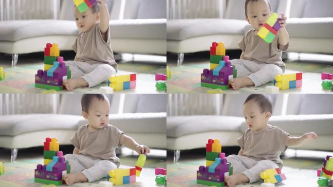 小男孩在家玩玩具小宝宝小宝贝客厅玩耍彩色
