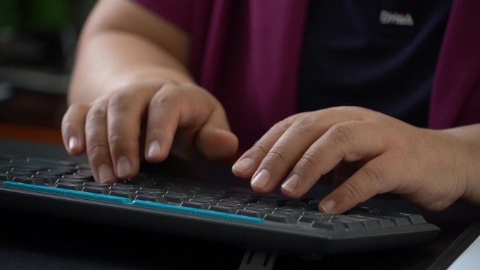 电脑前面工作特写键盘打字按鼠标