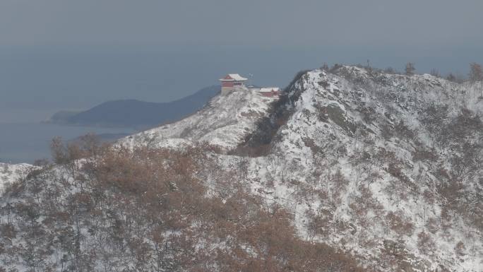 航拍威海市里口山仙姑顶仙姑庙威海湾雪景