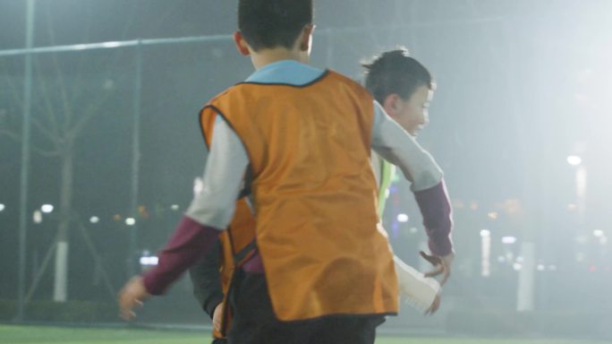 4K小学生踢足球