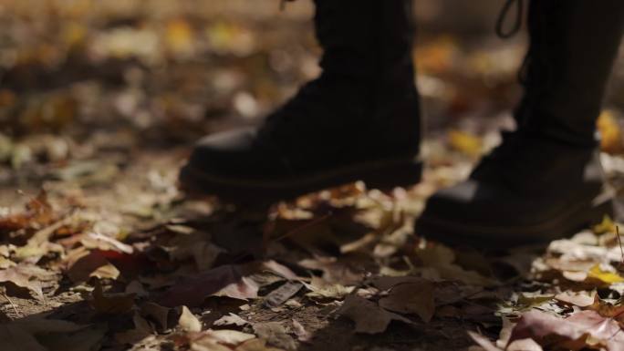 在满地的落叶上走路