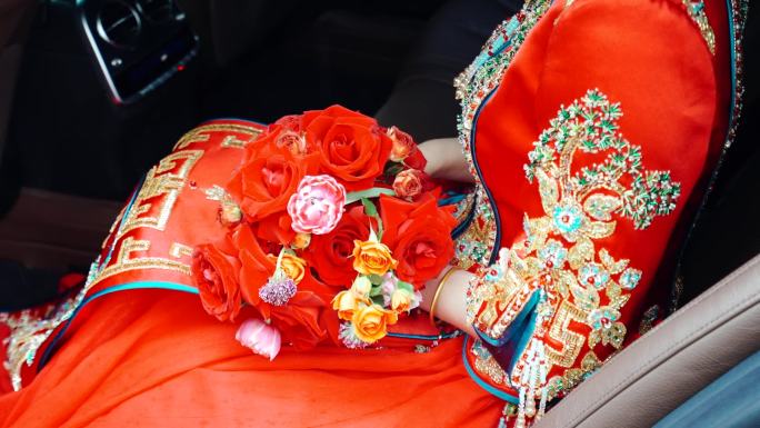 中式新娘手里的鲜花手捧花