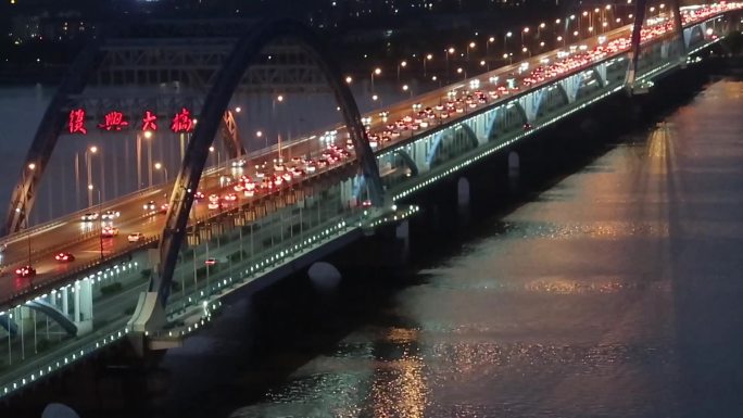 晚上大桥上的交通