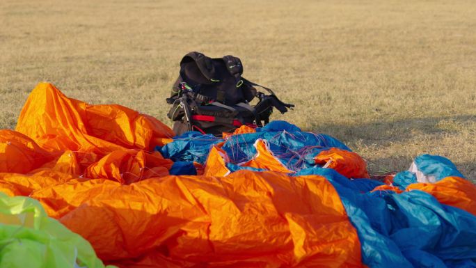 地上的滑翔伞装备