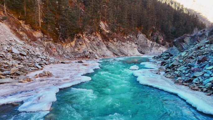 祁连山冬季河谷激流浮冰