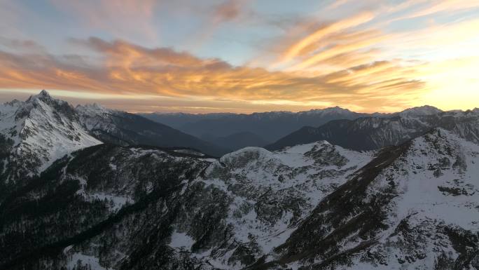 航拍雪山森林