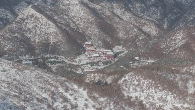 航拍威海市里口山王家疃村广福寺冬季雪景