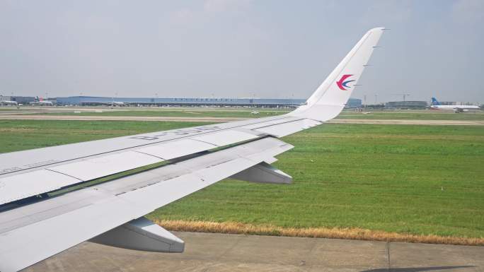 上海浦东机场起飞窗外风景