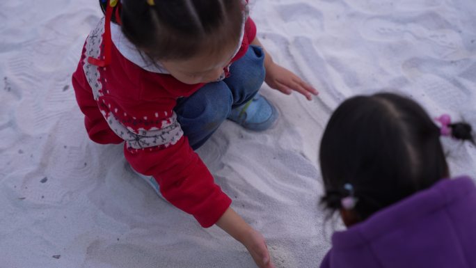 4K儿童沙池玩沙子