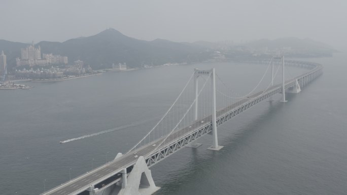 雾霾下的大连跨海大桥