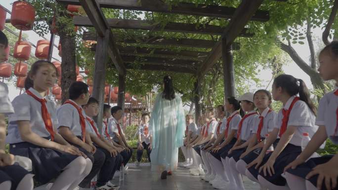 小学生在清明上河园研学