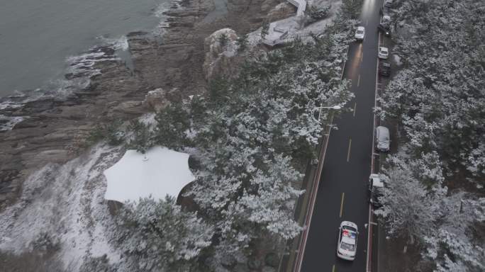 航拍俯瞰威海国际海水浴场环海路巡逻警车