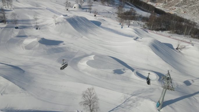 航拍冬天滑雪场比赛运动